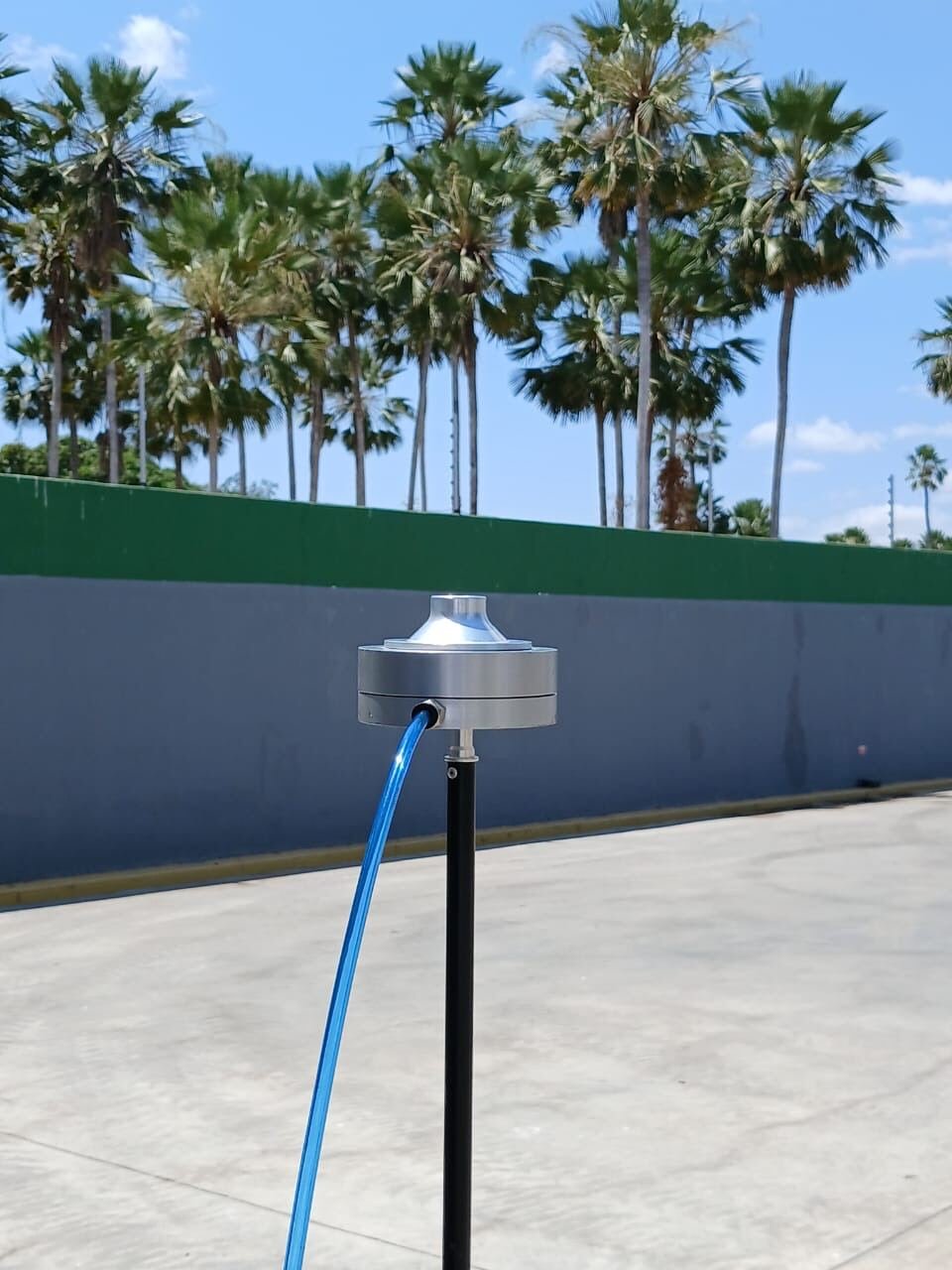 Amostrador microbiológico de ar instalado em área externa