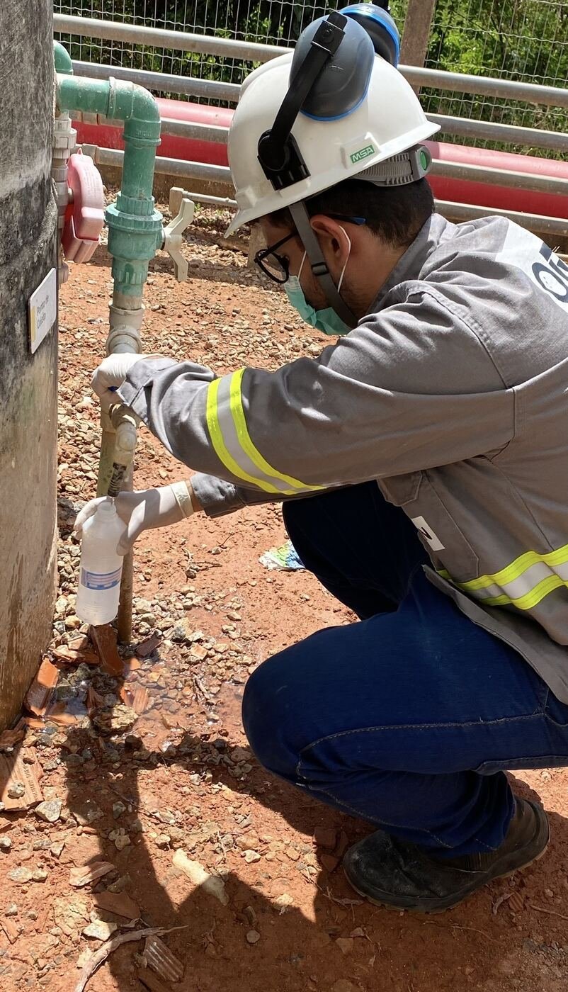 Técnico da Akua Lab coletando amostra de água em ponto de coleta
