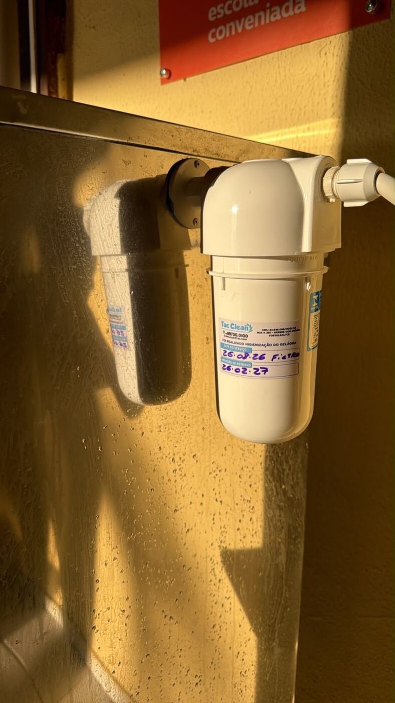 Filtro de bebedouro com etiqueta Tacclean de data do serviço e retorno