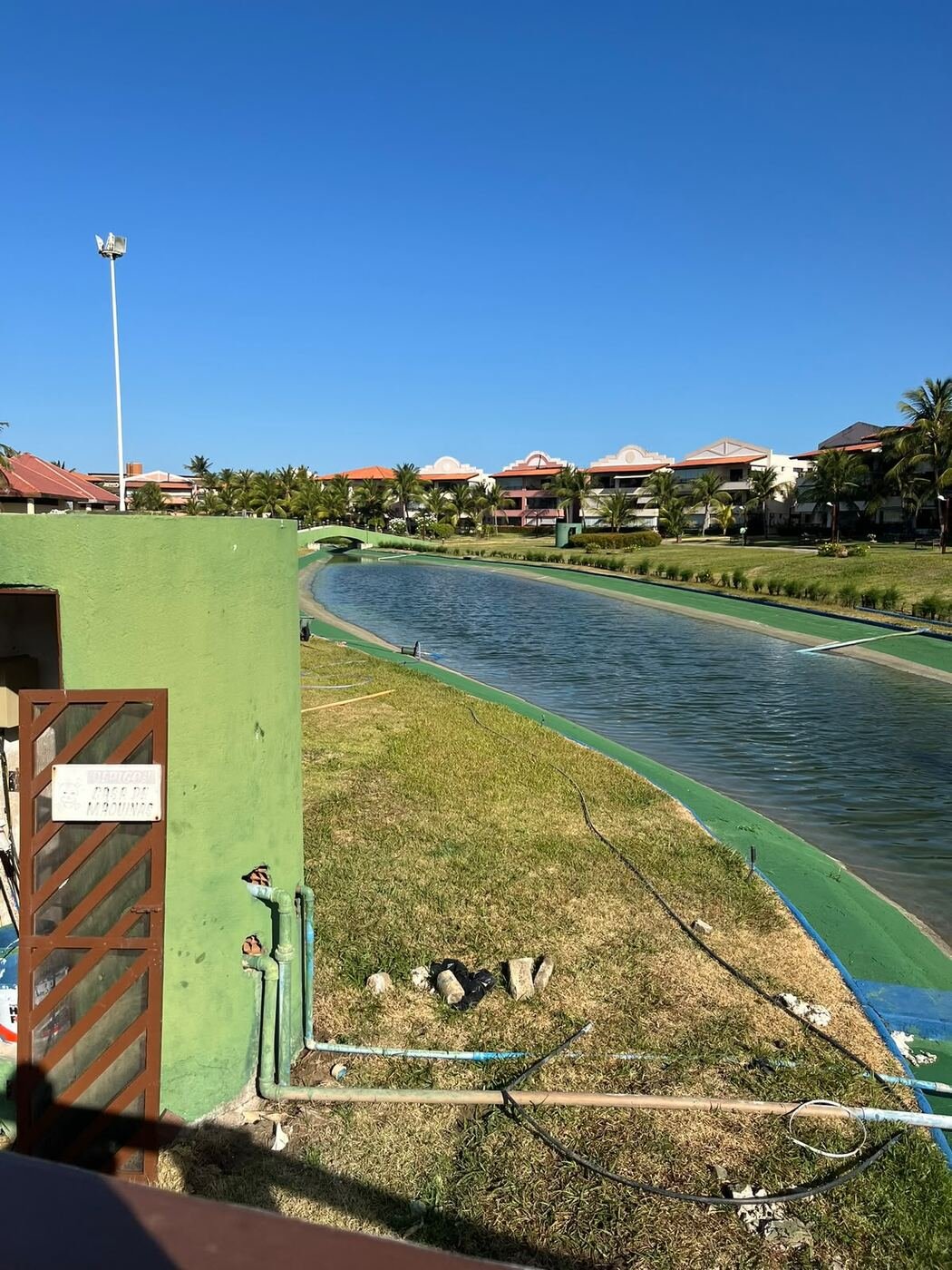 Lagoa e casa de máquinas em condomínio, ponto de coleta de efluente