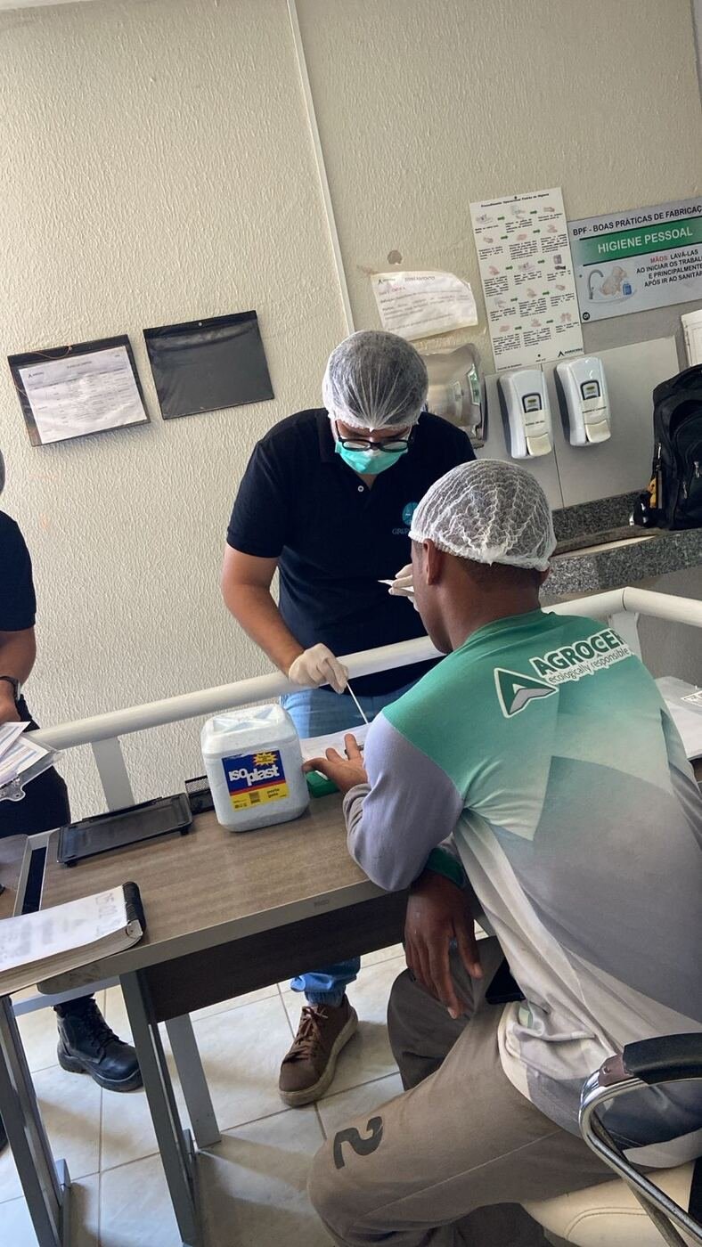 Coleta de swab em colaborador de agroindústria