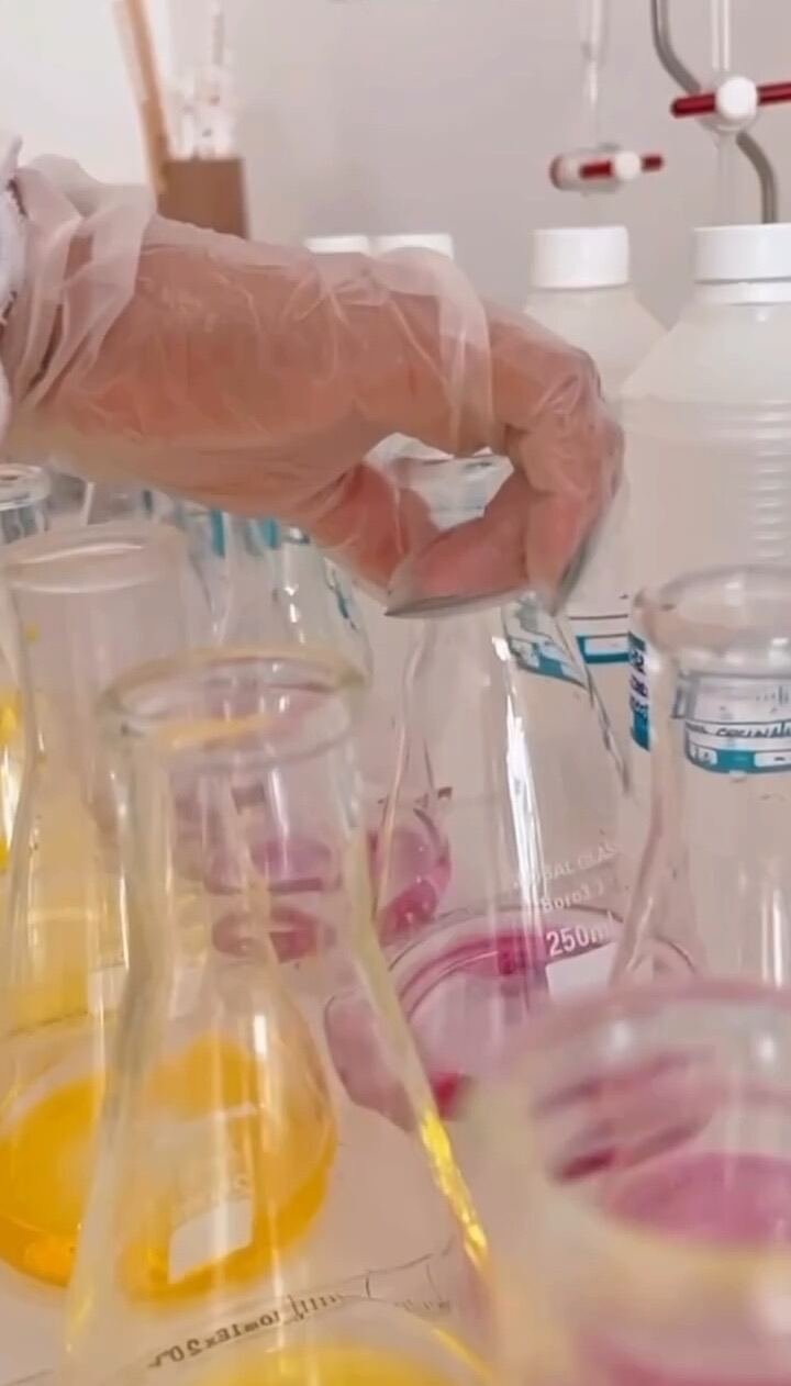 Titulação de amostras de água em erlenmeyers no laboratório
